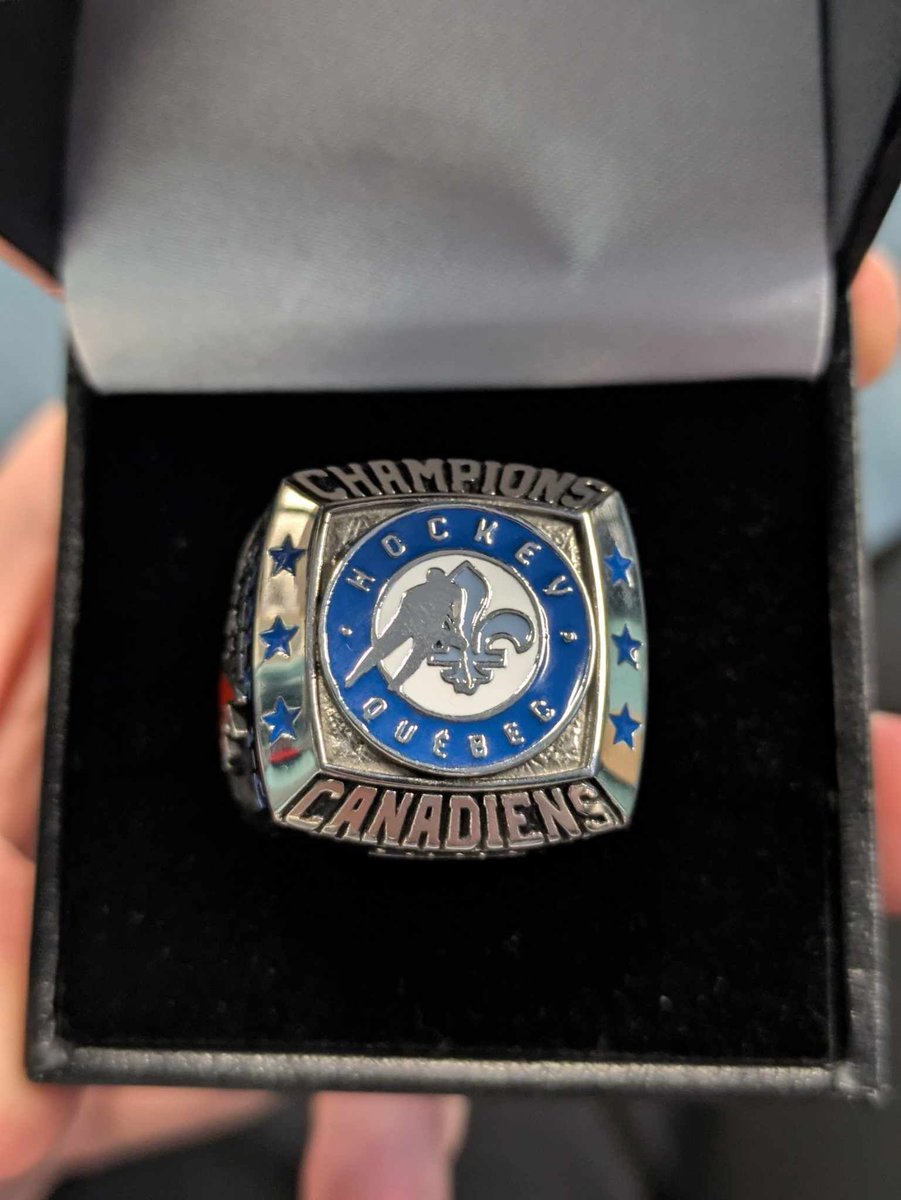 parahockeymtl's tweet photo. 2022, 2023, 2024

Trois Championnats 🇨🇦, trois 🥇 pour @equipeqc!

Merci à @HockeyQuebec pour les bagues de championnat et aux @CanadiensMTL de nous avoir accueilli au Centre Bell!

Place au camp d'entrainement dès ce soir. On a un titre de triples champions 🇨🇦à défendre en mai! https://t.co/OPWdhW9e7c
