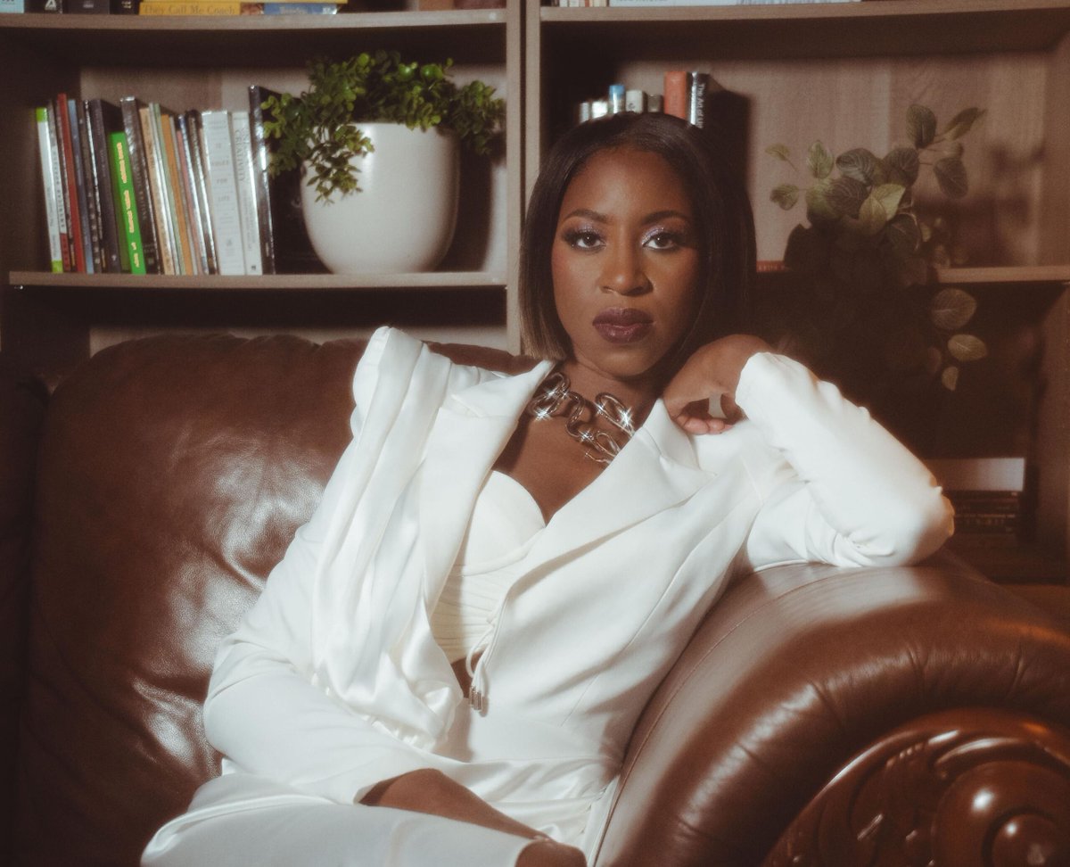 After captivating audiences at the 2025 NAMM Show with a standout Warm Audio performance, LA-based singer, House DJ, and all-around creative powerhouse Lyric Jones is officially back in her bag.… 

The post Lyric Jones Links With Uhmeer For New Single ‘In Due… Link in bio!