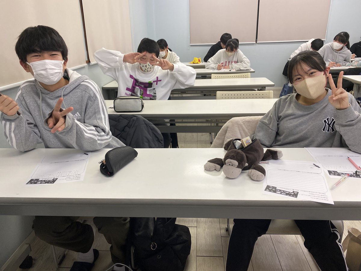 shizenkan2022's tweet photo. 今日は中3生最後の授業‼️
厳しい受験を乗り越えた皆の表情には安堵がにじみ最高の笑顔を見せてくれました😊これで最後かと思うと寂しい限りです🥺が、感傷に浸っている暇はありません。来週は公立の合否発表💦
全員の合格を信じ吉報を待っています🙏✨
#自然館学習塾 #狭山市学習塾 #最後の授業 https://t.co/JUCECyHfmH