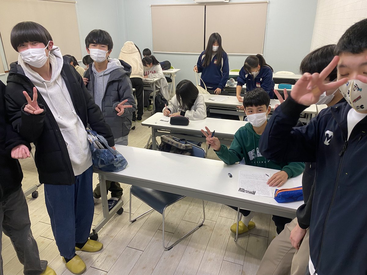 shizenkan2022's tweet photo. 今日は中3生最後の授業‼️
厳しい受験を乗り越えた皆の表情には安堵がにじみ最高の笑顔を見せてくれました😊これで最後かと思うと寂しい限りです🥺が、感傷に浸っている暇はありません。来週は公立の合否発表💦
全員の合格を信じ吉報を待っています🙏✨
#自然館学習塾 #狭山市学習塾 #最後の授業 https://t.co/JUCECyHfmH
