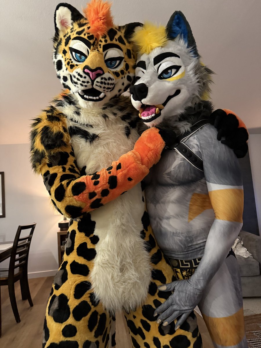 Petting the prettiest Mow I’ve ever met for #FursuitFriday 

🐱: <a href="/Rubberfeathers/">GooCat?</a> 
📸: <a href="/hey_im_dry/">dry!!</a>