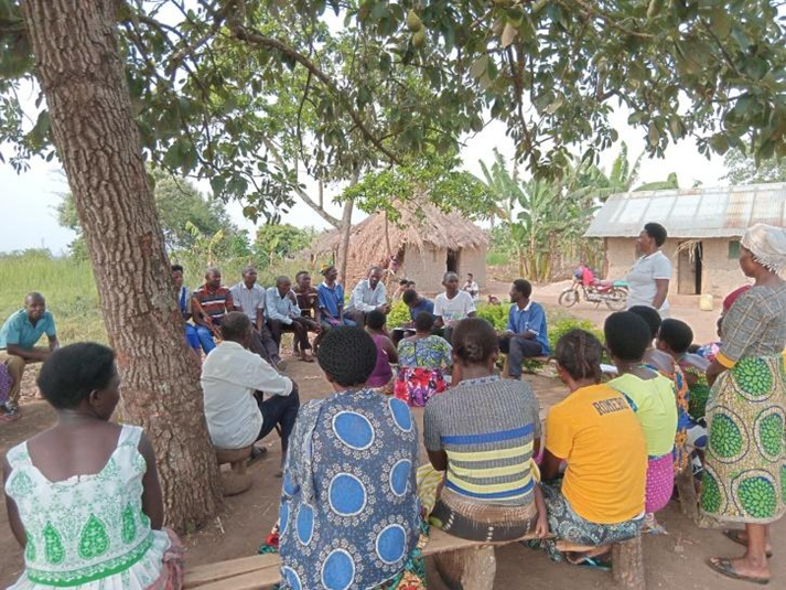 JESE_Uganda's tweet photo. JESE mobilizes community members to enroll into the Restore Africa carbon project.
Read full story here https://t.co/ELZmNXNkhh @DavisOrishaba1 @CAREUganda @CatholicRelief @CarolineAthieno https://t.co/rYkM0wHAaz