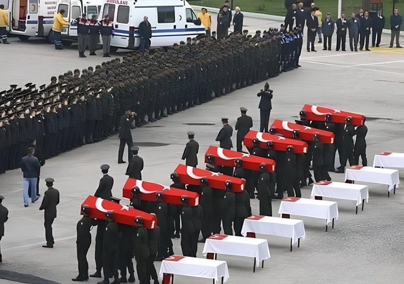 Dağ gibi yiğitleri toprağa verdik.

Toprak utandı, su utandı, ama onlar utanmadı!🇹🇷