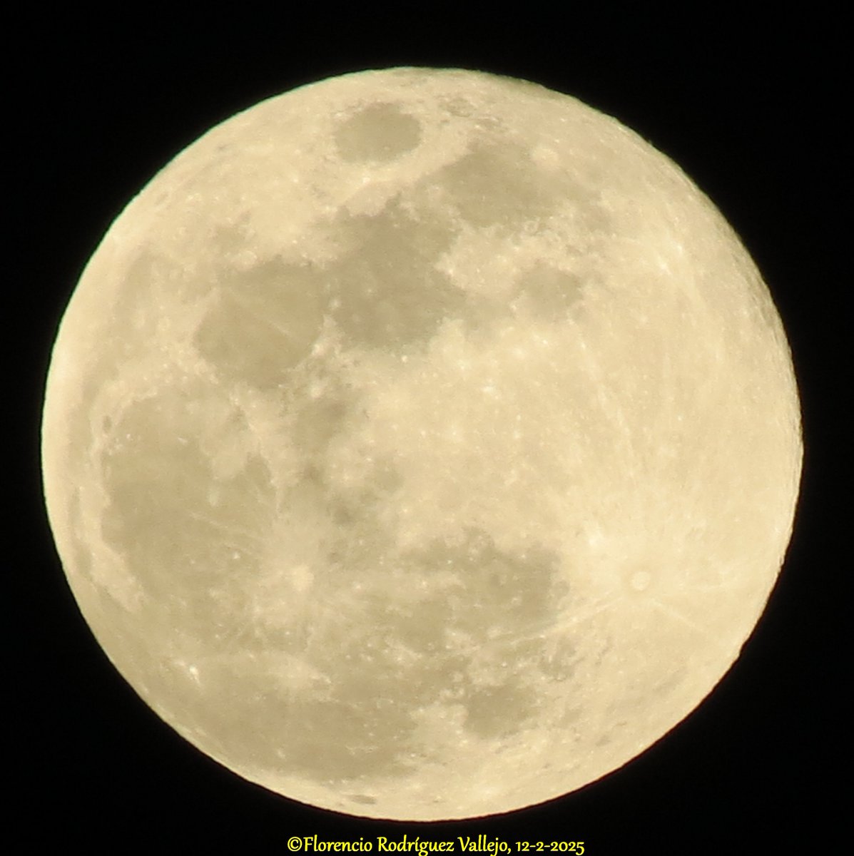 esa_es's tweet photo. Hoy en #cielosESA...

@FlorenMart94516 nos envía esta bonita imagen de la Luna llena

¡Muchas gracias @FlorenMart94516 por tu foto!

Etiqueta tus 📸📸 con #cielosESA https://t.co/8o5euHd34G