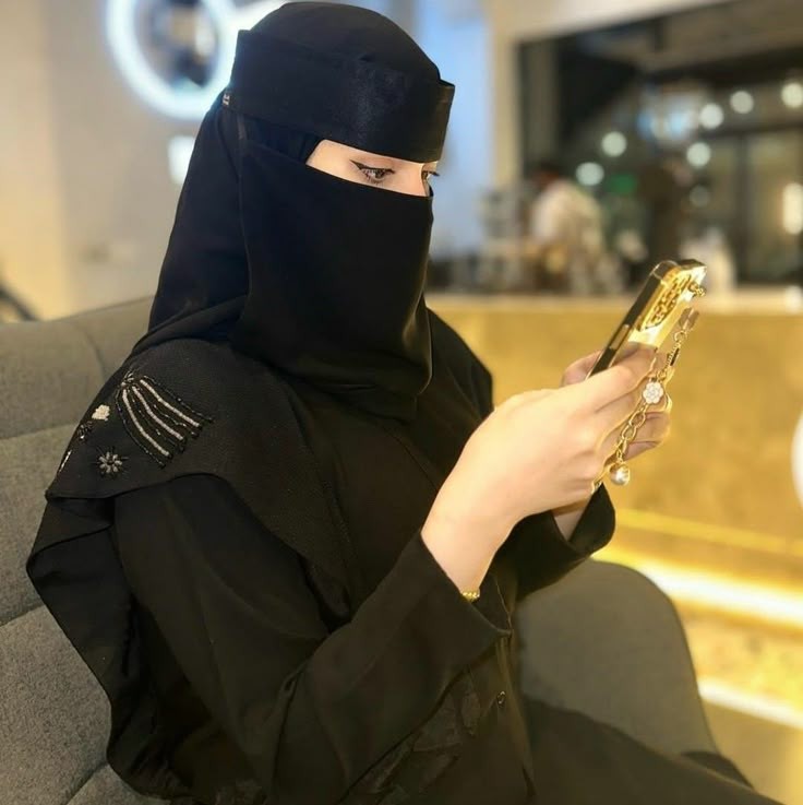 ياليــل أنا وياك صــرنا رفاقــه 
أسامرك ياليل واحسب نجومك
.
بيني وبينك ود وأجمل صداقه
تاخذ علومي دوم وآخذ علومك