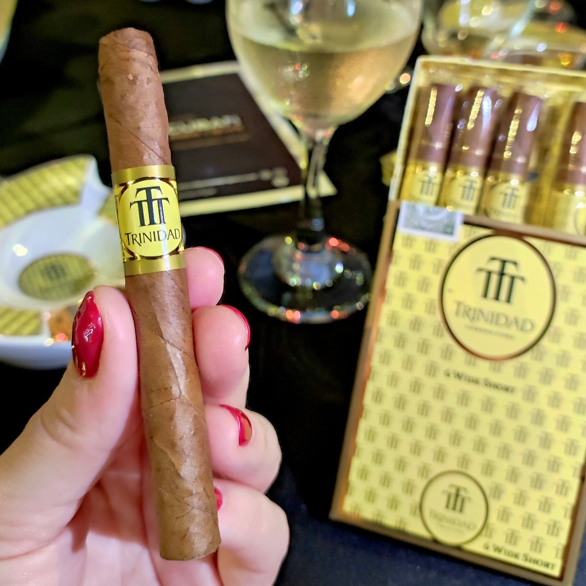 Sorpresa de la Noche Cuban mini cigars: ¡presentamos el nuevo Trinidad Wide Short! 🔥✨Tendencia, sofisticación, innovación y toda la elegancia de la marca encontradas en un formato de éxito. Cada calada, un placer.
¿Tienes ganas de probarlo? #TrinidadWideShort #PuroPlacer