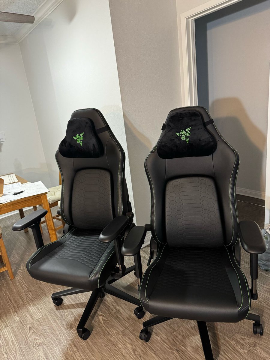 Thanks <a href="/Razer/">R Λ Z Ξ R</a> <a href="/SparkR6S/">Martin</a> for sending me these beautiful chairs!💚