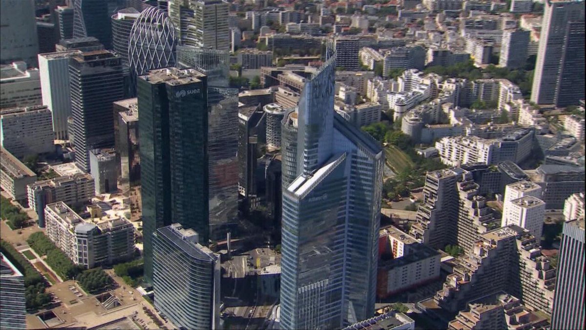 Télétravail, tours vieillissantes... La Défense, un quartier d'affaires en péril f24.my/Ayxf.x