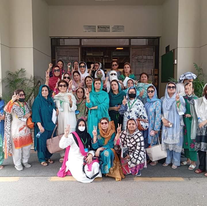 SizaNiazi's tweet photo. پاکستان تحریک انصاف کی بہادر خواتین کے نام
ان دو تصویروں میں موجود ہر چہرے کے پیچھے ایک داستان ھے۔
عزم،حوصلے،ہمت کی داستان، 
ان خواتین نے بہادری کی داستانیں رقم کر کے ایک نئ تاریخ لکھ دی ھے،ان سب کی طاقت کا مرکز @ImranKhanPTI اور @KanwalMna 
#آٹھ_مارچ 
#انٹرنیشنل_وومنز_ڈے https://t.co/6TnI42UqLC