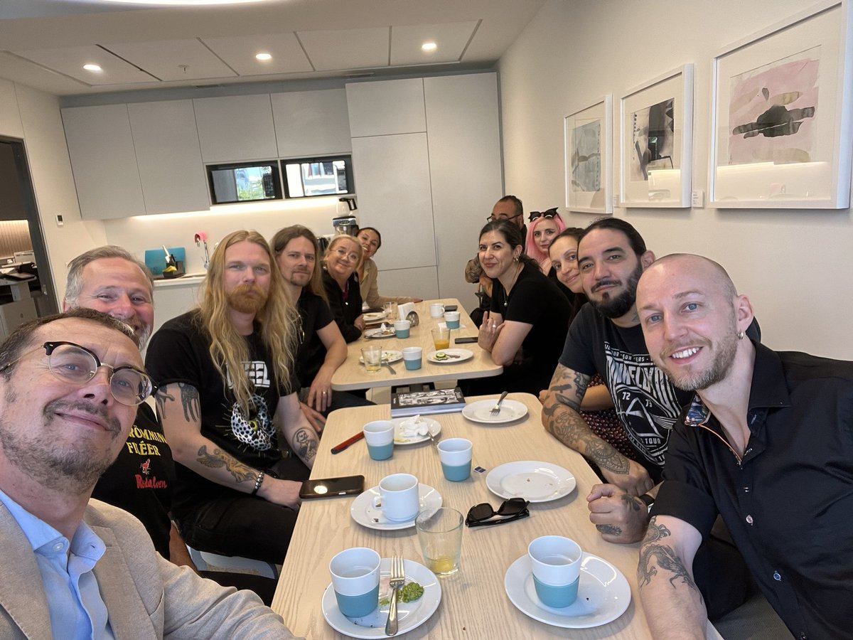 Terminando la semana con un café - #FIKA 😉 - en la embajada con mis colegas y con la banda de metal #Soen🇸🇪. Excelente comienzo del fin de semana. No te pierdas los conciertos hoy y mañana en el Teatro Coliseo #MetalSueco