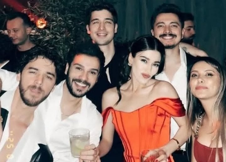 La familia es todo..  (Aile her şeydir.)