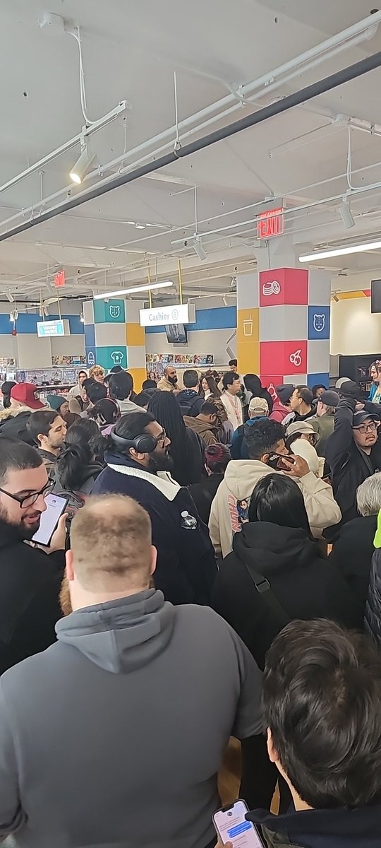 BandrowskiCody's tweet photo. @bncrosstore_us So disorganized got here at 10am still on line people cutting literally no movement at all https://t.co/NPPjax7a7d