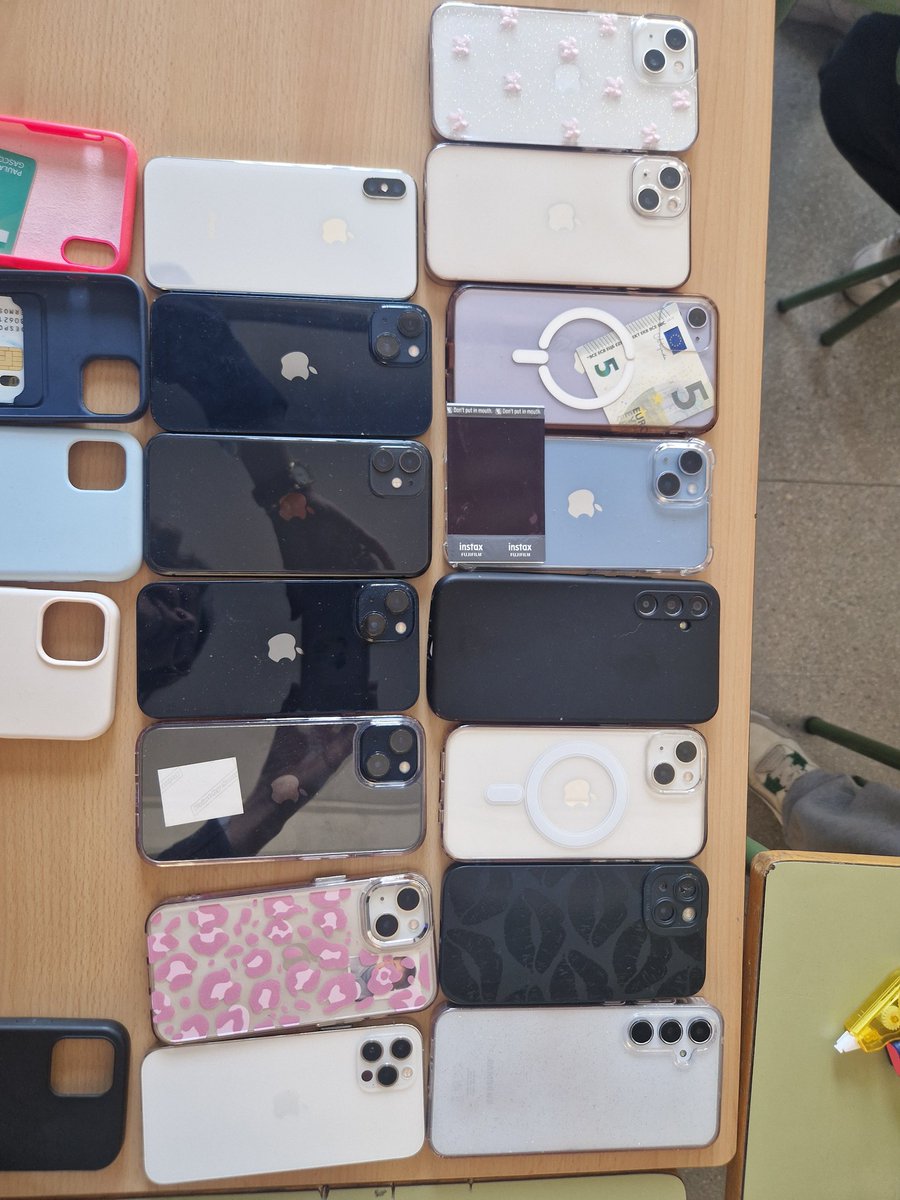 Estesa de mòbils en un examen de 1r de batx, de ben segur que no els han pagat ells. Entranyable.