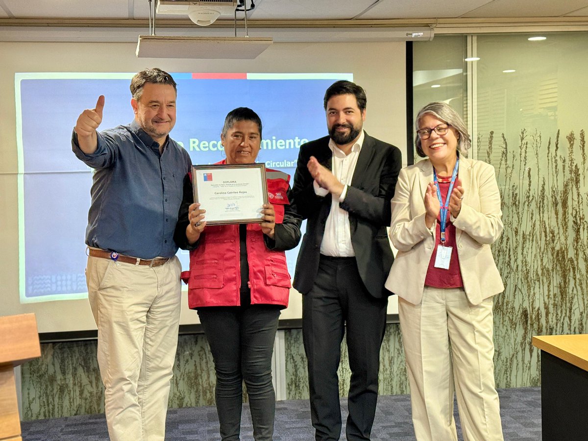 ¡Reciclar es mucho más que una acción, es un compromiso! ♻️💚

Hoy en nuestro Ministerio destacamos a quienes hacen posible la recuperación de residuos en Chile, reconociendo su rol clave en la #LeyREP y el camino hacia un país más sustentable. ♻️🫱🏽‍🫲🏾