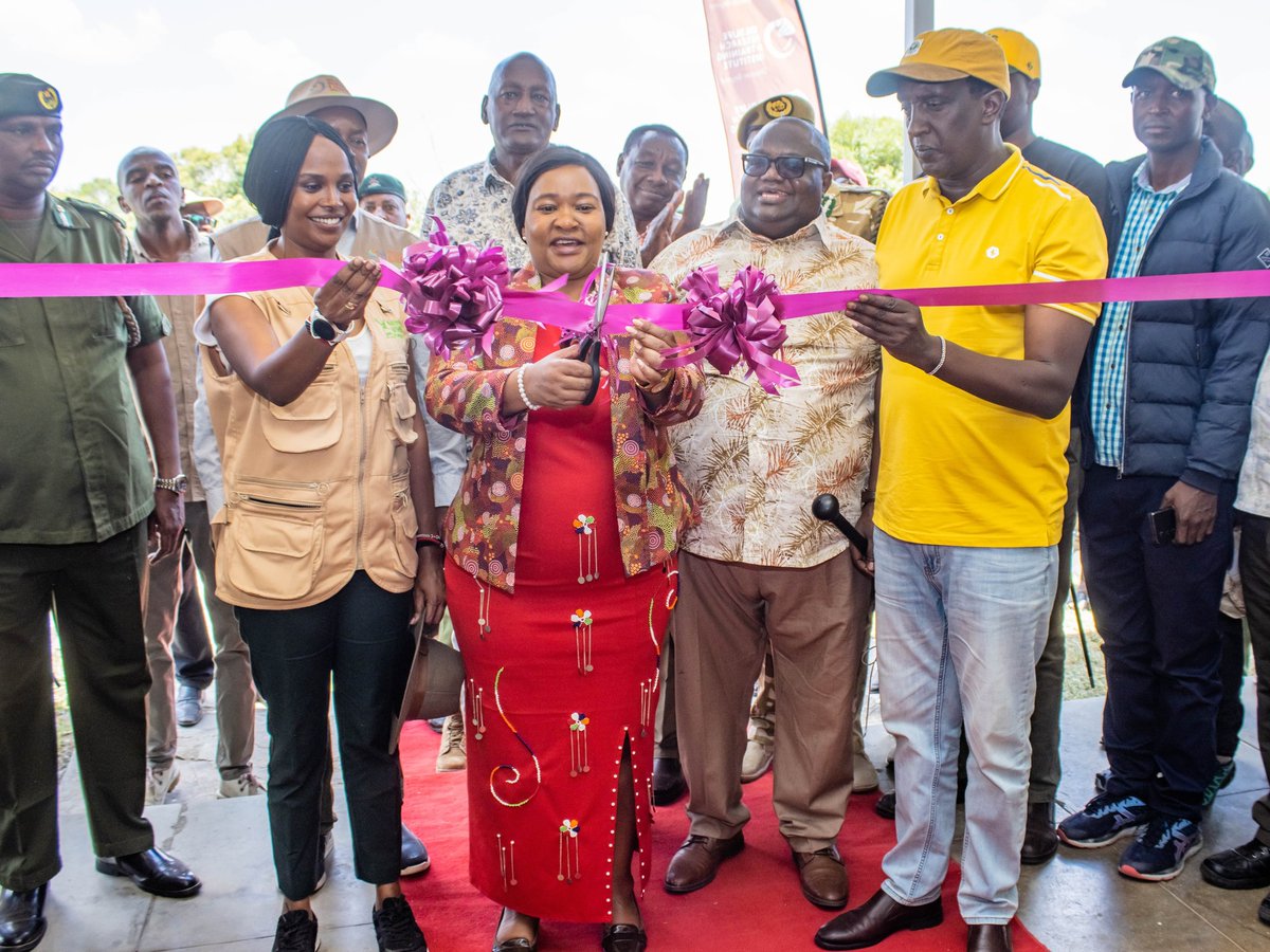 We are proud to observe and commend the commissioning of the Maasai Mara Research Centre in the Maasai Mara National Reserve by CS Rebecca Miano and H.E Patrick Ole Ntutu. The premier research hub for the Mara is a result of recent heightened collaborative efforts between the