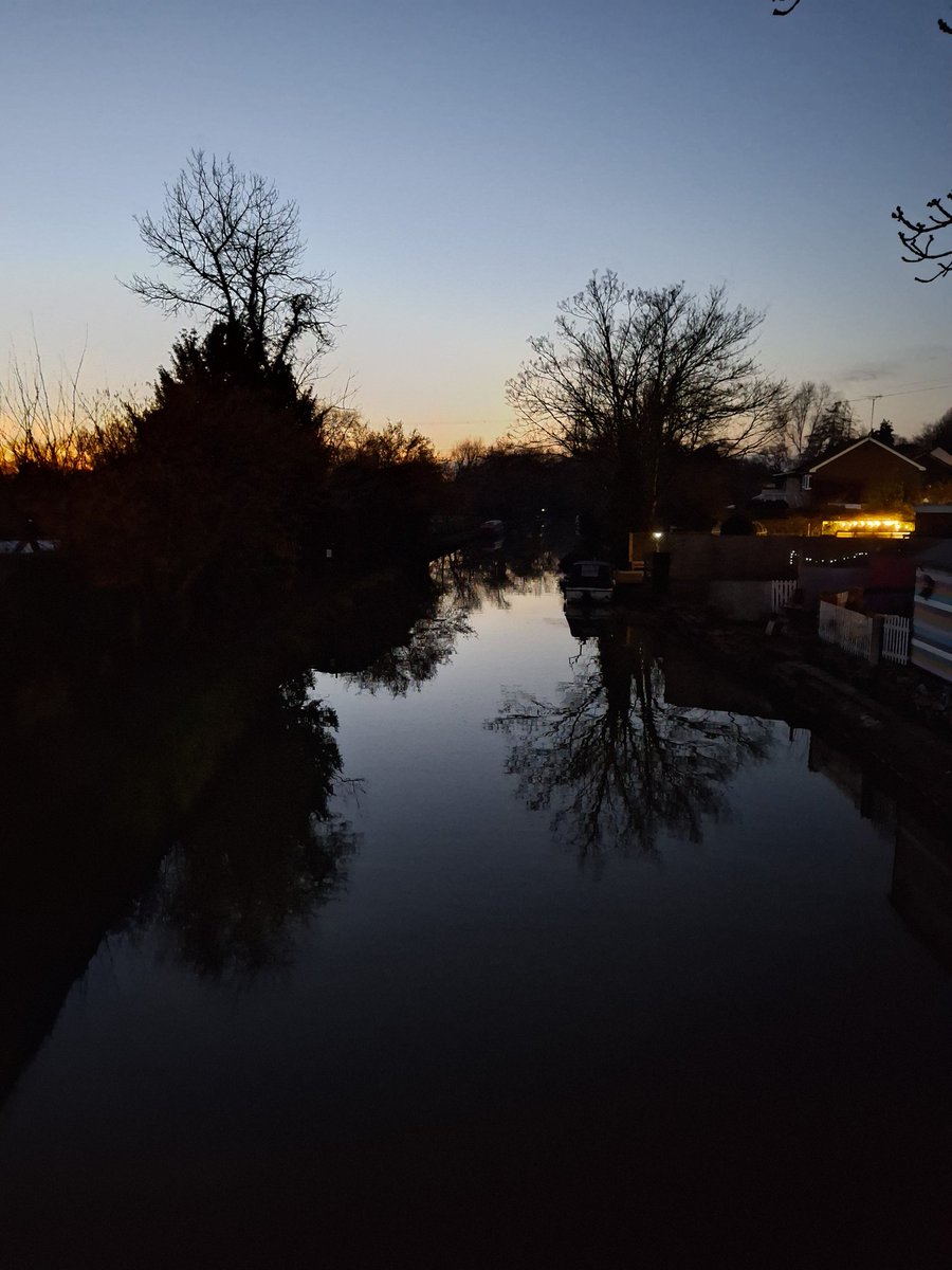 And the sun sets on our first ever stint of winter mooring... another new experience for us afloat. ❤️ Thanks to family and friends who have made it so positive and busy ❤️

#family #Friends #boatlife #narrowboat #travels #journey #winter #river #canal