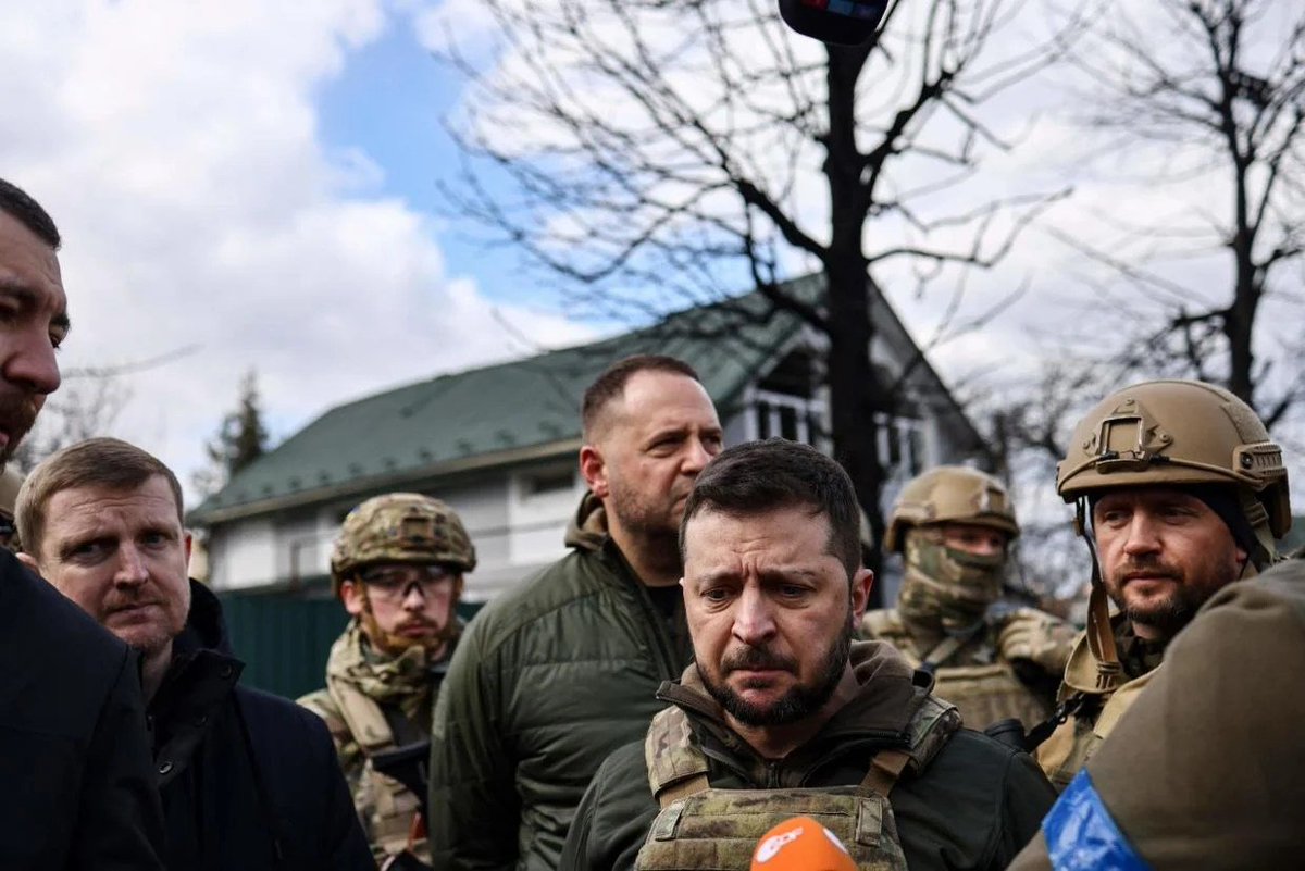 Vance spilte rollen som consigliere i kveld. Bøy deg i støvet, kyss ringen! Ja, han har vært i Marine Corps - men som journalist, og har aldri sett kamp. Zelenskyj risikerer livet hver dag. Han er en mann. De andre to forsøker å spille rollen, som Tate-bøller.