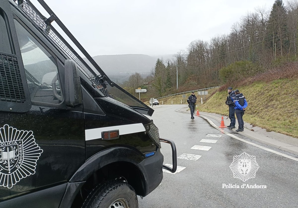 andorra_policia's tweet photo. 🤝 Continuem treballant per lluitar contra el #contraban en les zones frontereres amb diversos controls i patrulles mixtes en col·laboració amb la @Gendarmerie.
#PoliciaAndorra #contraelcontraban https://t.co/H87yLy48oj