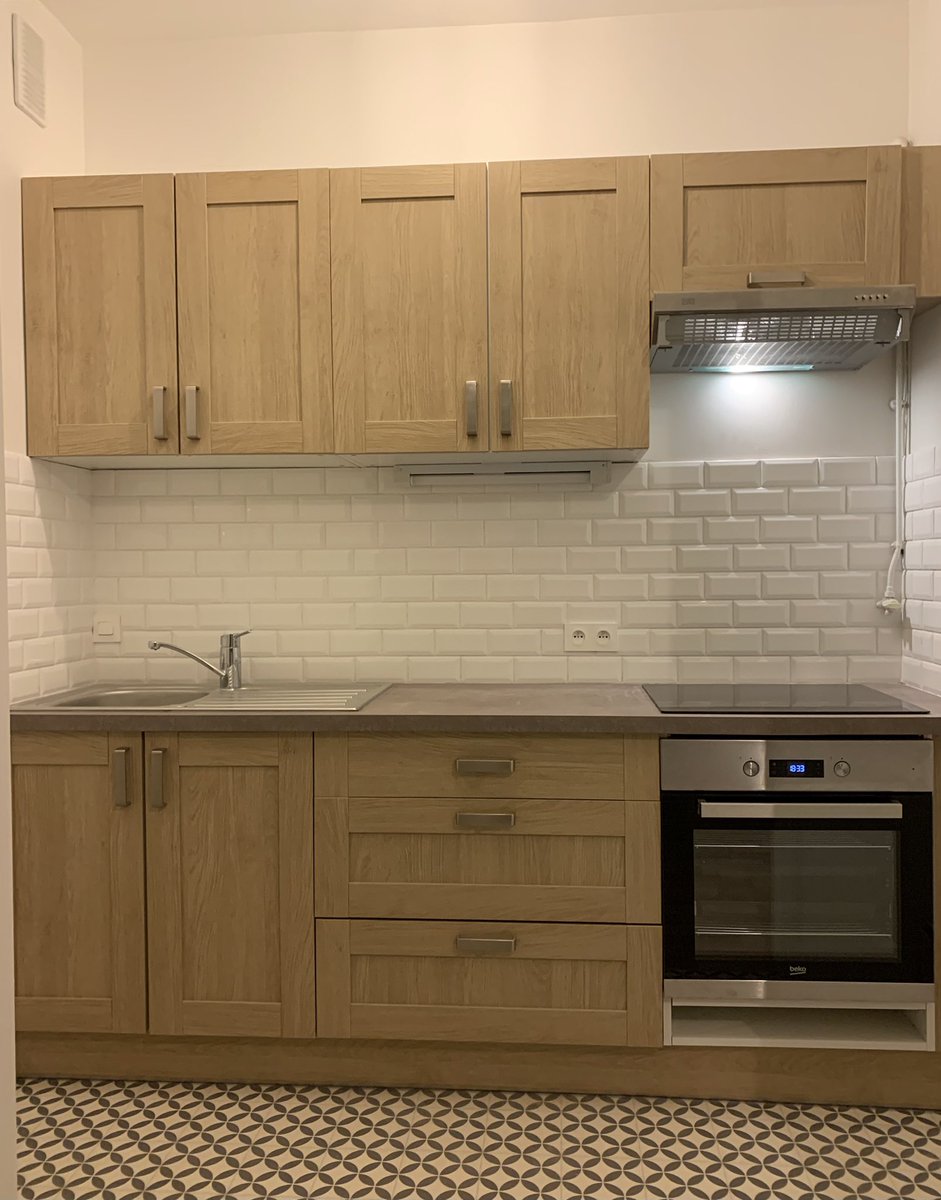 [A LOUER - MARCQ EN BAROEUL] 
1er avril 
Beau T2 de 50m2 refait à neuf en 2022 6e étage - résidence de standing 
Tramway à 50m
Coin cuisine aménagée - Hall - SDB avec douche - WC séparés - Placards - Cave - Ascenseur - Local à vélos
Loyer : 700€ + charges : 150€