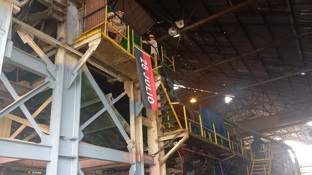El suministro de alcohol a la economía es la función principal de la destilería del Central de #UrbanoNoris. Este es un proceso que ha requerido de la pericia y entrega de sus trabajadores. #UnidosXCuba