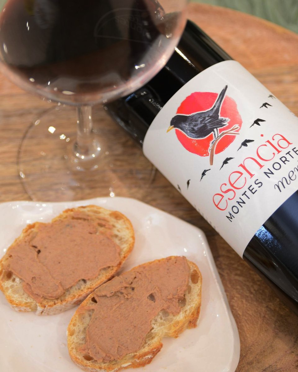 Es noche de viernes, si te quedas en casa, quédate bien acompañado, unas tapitas y nuestro merlot.

Visita (bit.ly/tiendamn) #cooperativa #vino #aceitedeoliva #sostenibilidad