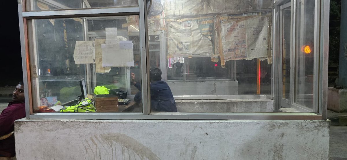 राष्ट्रीय राजमार्ग एवं परिवहन मंत्री आदरणीय नीतिन गडकरी जी के ध्यानार्थ 
महोदय यह UP के मिर्जापुर विंध्याचल का टोल प्लाजा है। यहां कर्मचारी नही बल्कि स्थानीय गुंडों को लगा कर टोल के नाम पर यात्रियों के साथ बदसलुकी और दुर्व्यवहार किया जाता है।