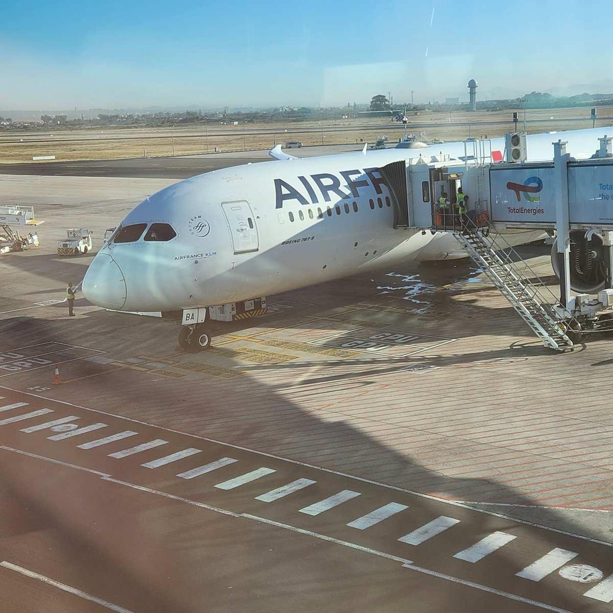 If you can't get the direct <a href="/AirFranceZA/">Air France ZA</a> flight from CPT to CDG, and you are <a href="/flyingblue/">Flying Blue</a> #platinum like me, you will earn miles and XP on the AF/KL codeshare with <a href="/Fly_Airlink/">Airlink</a> and catch the JNB-CDG just in time for a #champagne breakfast in Paris. AF serves Champagne in economy