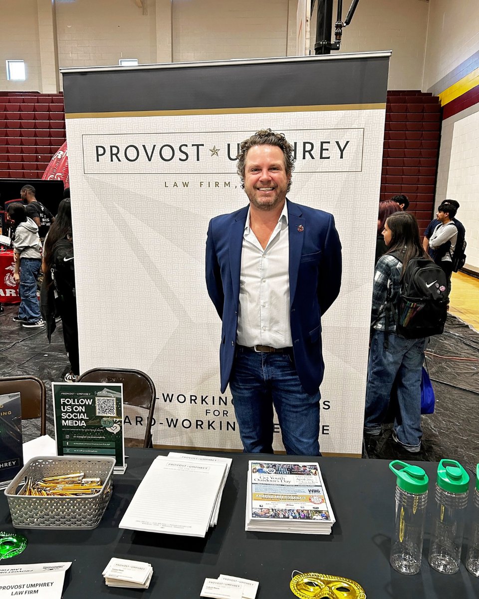 🎭⚖️ Provost Umphrey was proud to attend the Beaumont United's CCMRdi Gras Career Fair! Attorney Colin Moore met with students, shared insights on becoming a lawyer, and encouraged the next generation of legal professionals. 💼📚 #ProvostUmphrey #CareerFair #FutureLawyers