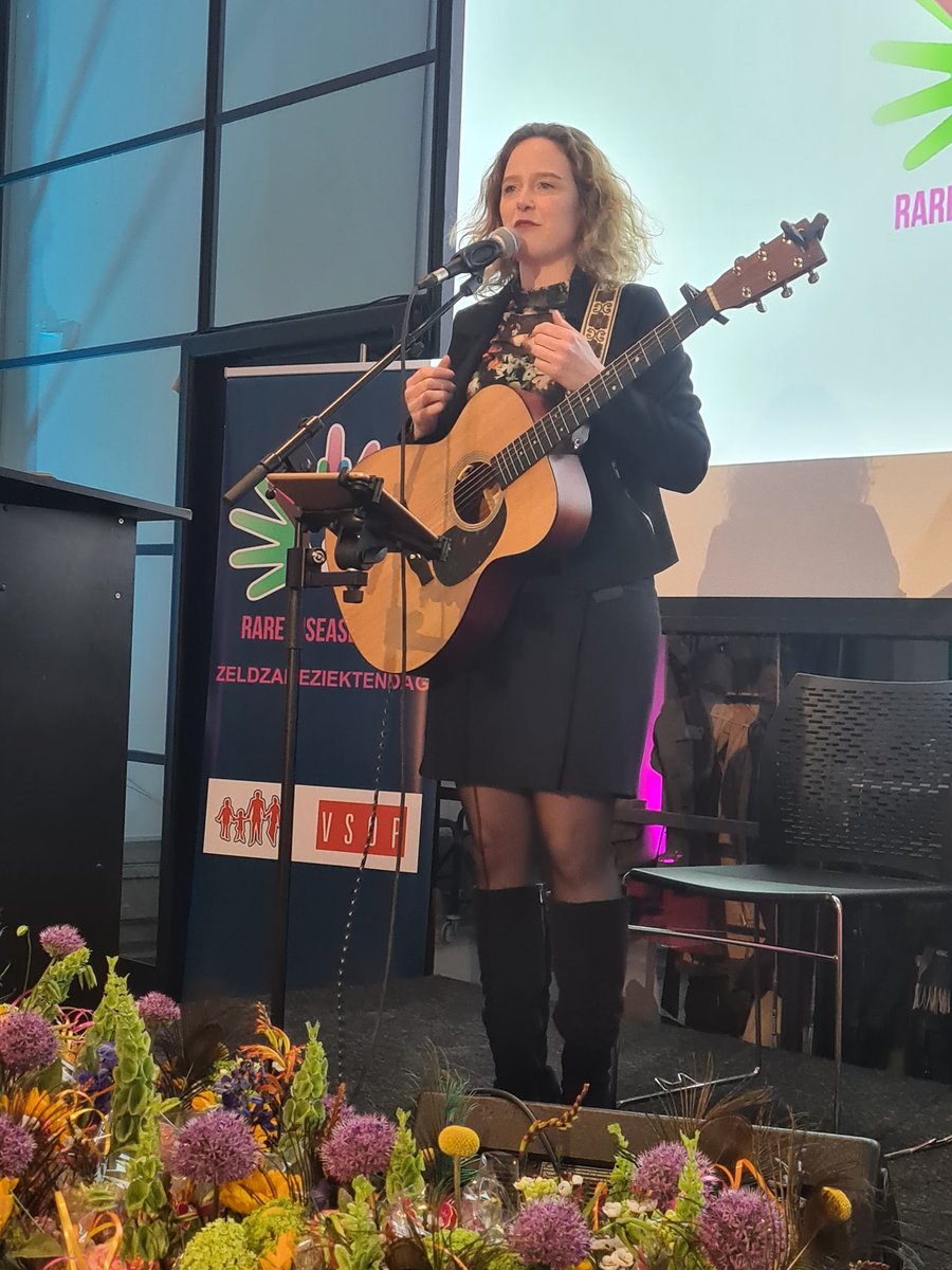 Maud Wilms, liedjes schrijver en moeder van een kind met een zeldzame aandoening,  heeft een lied gemaakt over het gevoel over en de moed voor de zorg van een zeldzame ziekte. ZZD25