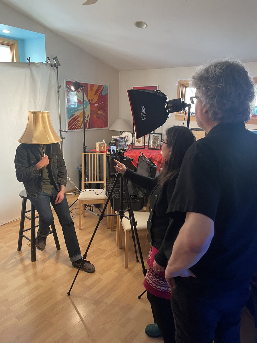 pullstringband's tweet image. Happy birthday to our single “Pull It!” 🥳

Technically it came out Feb 29 - Alex modeled for the covershoot in the Fuller Family room, shot on an iPhone 7 with hella good lighting. 

The lamp has a pullstring… ha get it? 😉

open.spotify.com/track/1K5LqgVe…

#single #pullit