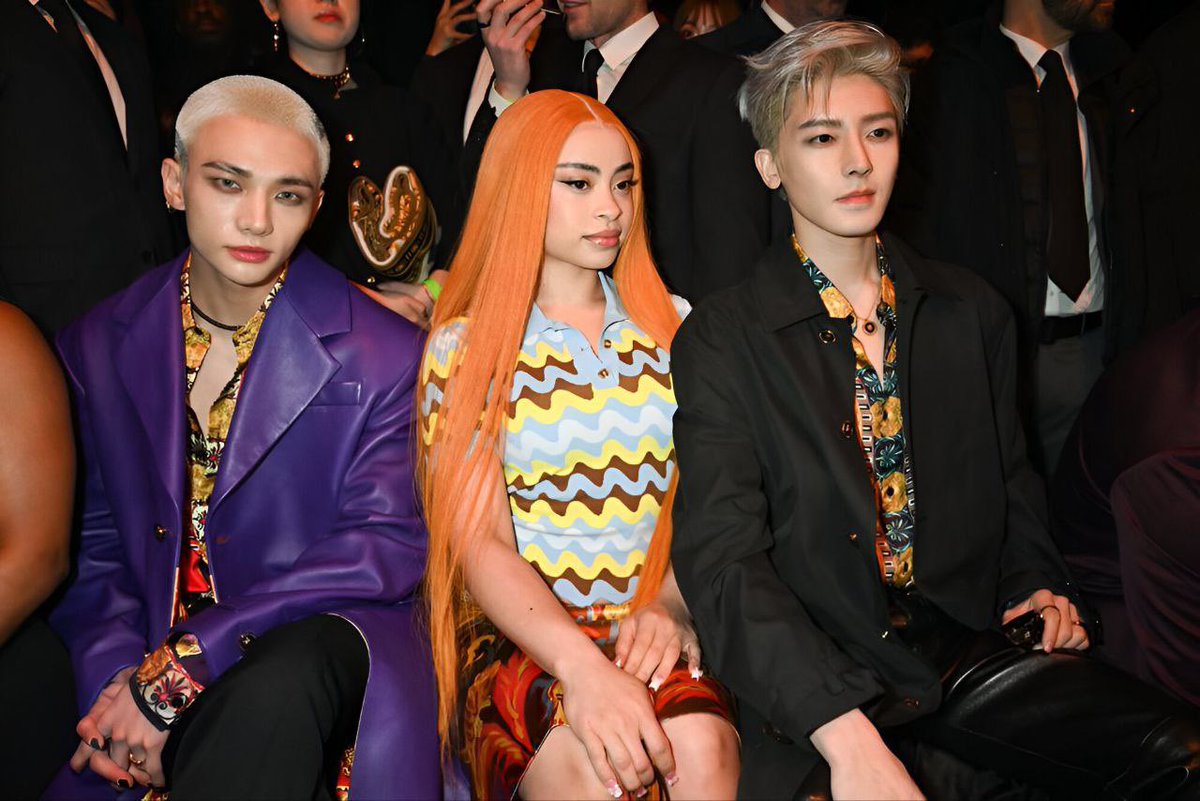 StrayKidsPL's tweet photo. 📸| Hyunjin oraz Ice Spice na dzisiejszym pokazie marki „VERSACE” podczas Milan Fashion Week.🇮🇹

HYUNJIN FOR VERSACE MFW
#HYUNJINxVERSACEFW25
#Hyunjin_MFW25 #VersaceFW25
#StrayKids #Hyunjin #スキズ #스트레이키즈 https://t.co/RdlHnV9sai