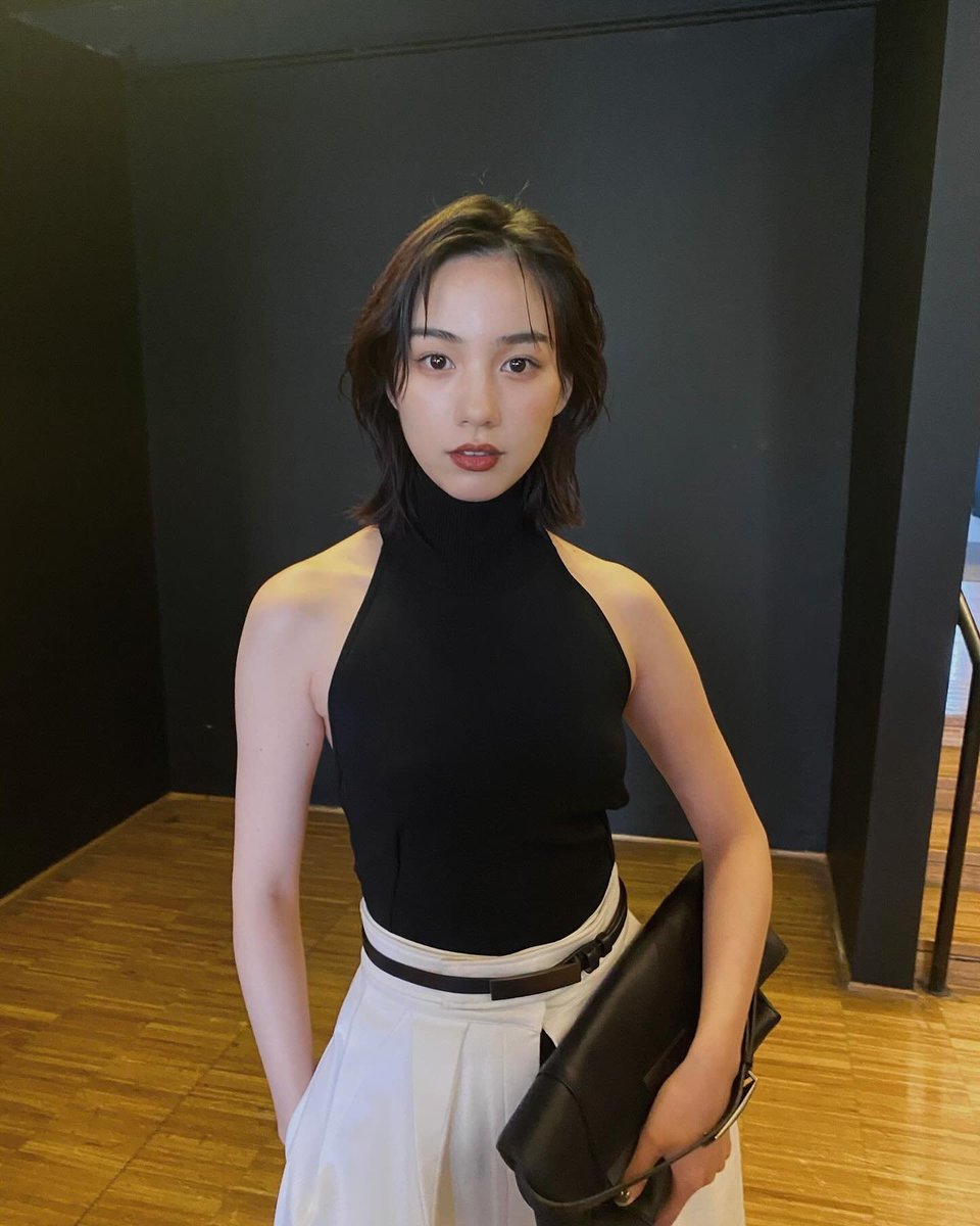 lohengrin_lud's tweet photo. のん 大胆背中見せ&美脚コーデでミラノコレクションに、ファンもん絶「かっこよ」「セクシー」
#のん #MaxMara #FW2025 #milanocollection @non_dayo_ne @maxmara
https://t.co/T5CsEV72ik https://t.co/zKPpcxjdxa