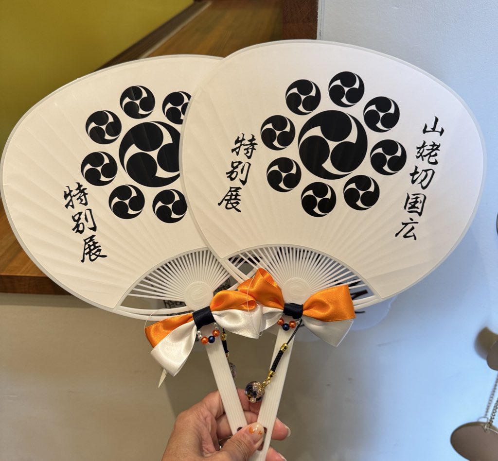 dee_asian's tweet photo. 28日にインタビューしていただきました😊
オリジナル「推しうちわ」とバックの紹介をしています
#足利 #山姥切国広展 #雑貨屋ナムジャイ https://t.co/KgWblUwWZE
