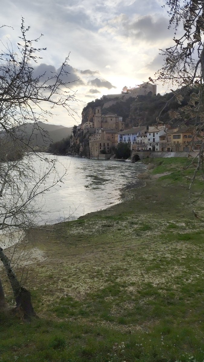 Benito Torrecillas (@bentorbae) on Twitter photo Miravet. Miravet.