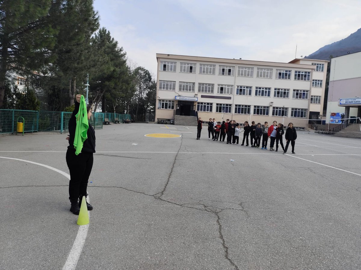 PeyamiSOO's tweet photo. HOBA projesi kapsamında 5. Sınıf öğrencilerimiz "Mendil Kapmaca" oyunu ile birlik ve beraberliklerini pekiştirdiler.
@BayrakciKaan 
@yildirimilcemem 
@bursailmem16 https://t.co/ySM2tjc5uZ
