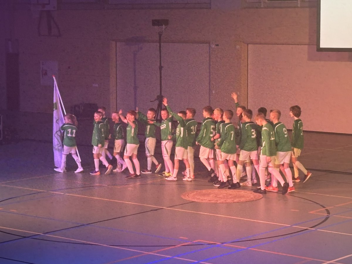 SVBorger0599's tweet photo. 🟢⚪️ D E  K O E L

De nieuwe sporthal de Koel werd vanavond officieel geopend. Wij waren erbij. Onze JO11 liep mee in de vlaggenparade!

@gemeenteBO van harte gefeliciteerd met deze aanwinst voor ons dorp! @bobsmeenge veel succes op je nieuwe werkplek!

#BorgerLeeft💚 https://t.co/ga6pj0DZ9k