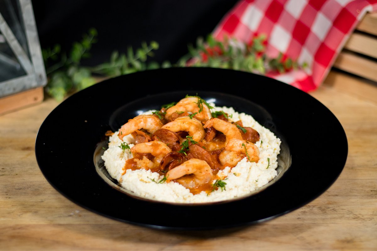 Feast your eyes on some of the tasty new menu items coming to #Carowinds this spring. ⬇️

🍑 Peachy Keen Shake
🔥 Smokehouse Burger
🍤 Shrimp &amp; Grits