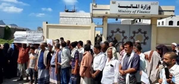 ACJUSAUS's tweet image. ACJ: Freezing Displaced Employees’ Salaries Aggravates Hardship—Immediate Reinstatement Urged

Michigan – The American Center for Justice (ACJ) condemns the unlawful suspension of #salaries for displaced Yemeni #employees by the internationally recognized #Yemeni government since