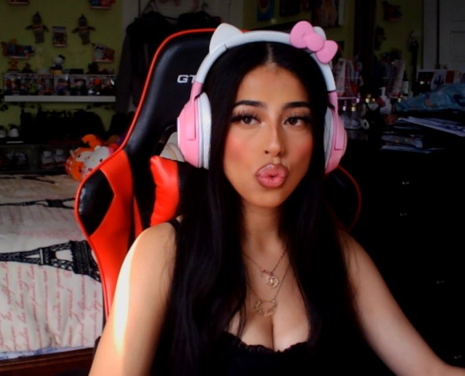 celeviii's tweet photo. live now :) road to silver!!! - solo dolo 🎀

https://t.co/TXe4lbo4Na https://t.co/cNfpeD0jmK