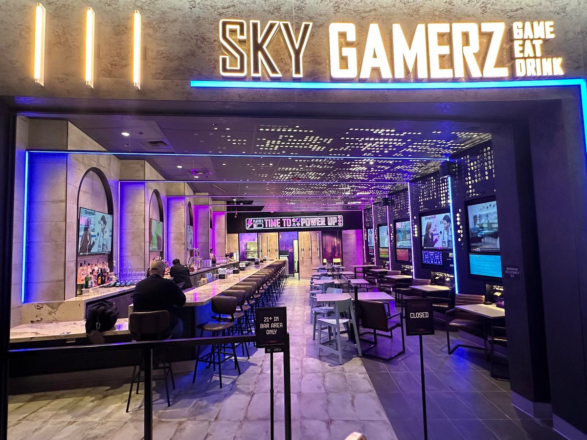 iEagleInc's tweet image. Is premium hospitality the best thing at Airport lounges?
There&apos;s more!
At #flySEA, dive into #SkyGamerz—a retro gaming lounge where you can play free classic video games in cool neon-lit space. Enjoy fresh food &amp;amp; cool drinks while you game, turning your wait into fun!
#TravelFun