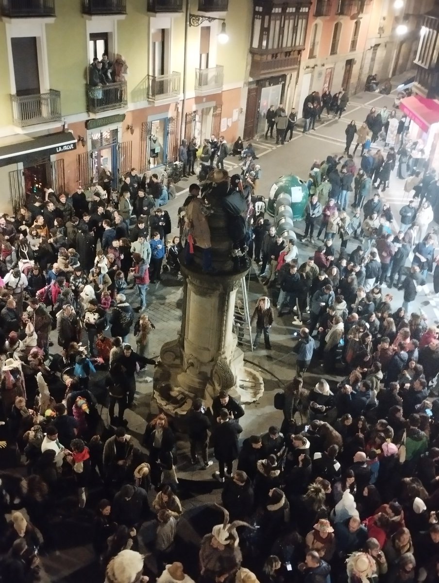 Bada, hasiak dira Iruñeko Alde Zaharreko Inauteriak. Has dadila lurra esnatzen... Gora festa herrikoiak!!!