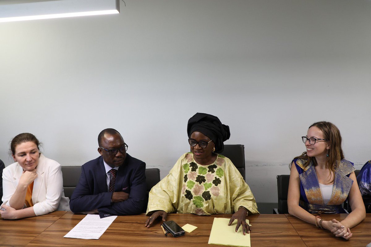 UNODC Sahel Programme (@unodc_sahel) on Twitter photo 📚 Ceremonie de remise symbolique de matériel pédagogique & vivres dans 2️⃣0️⃣ écoles par le Programme Sahel de <a href="/UNODC_WCAfrica/">UNODC West & Central Africa🇺🇳</a>, en présence de la SG du ministère de l’Éducation Mme. Diop Mbodj
📢 L’éducation comme outil de résilience au 🇸🇳
🫱🏾🫲🏽Avec le soutien de <a href="/AA_stabilisiert/">🇩🇪 GER on Peace & Humanitarian Action</a> 📚 Ceremonie de remise symbolique de matériel pédagogique & vivres dans 2️⃣0️⃣ écoles par le Programme Sahel de <a href="/UNODC_WCAfrica/">UNODC West & Central Africa🇺🇳</a>, en présence de la SG du ministère de l’Éducation Mme. Diop Mbodj
📢 L’éducation comme outil de résilience au 🇸🇳
🫱🏾🫲🏽Avec le soutien de <a href="/AA_stabilisiert/">🇩🇪 GER on Peace & Humanitarian Action</a>