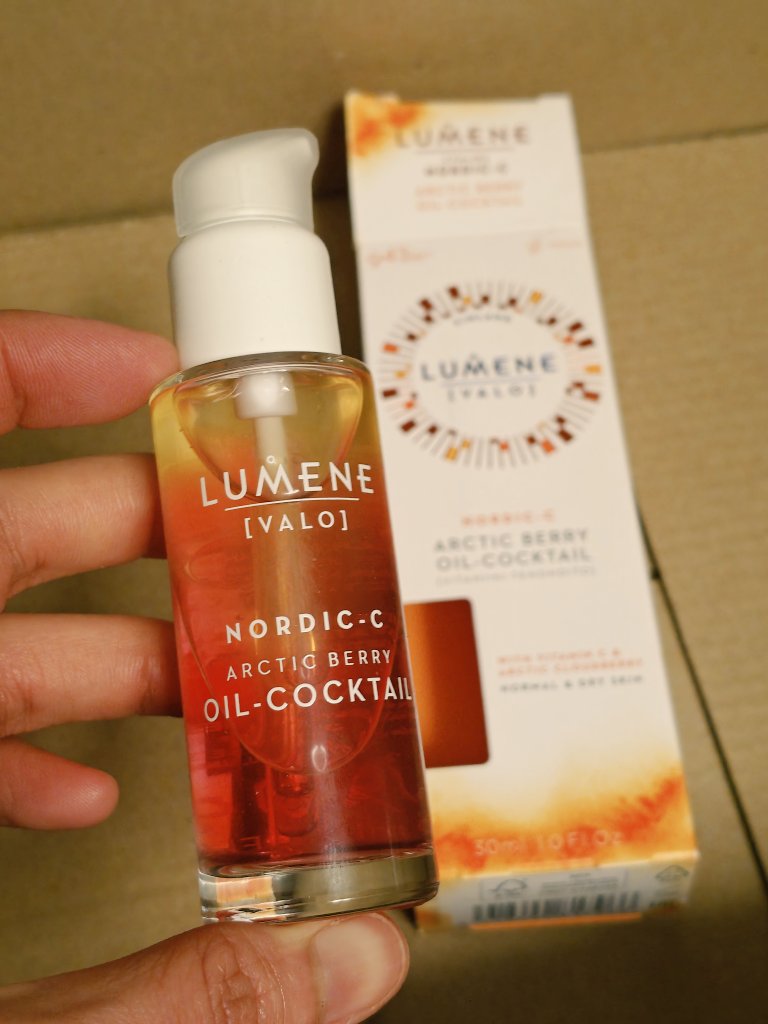 mookesc's tweet image. ช่าย ส่วนผสมแบบคิดมาให้แล้ว

ปล. อันนี้ #lumene เพิ่งเปิดกล่องเลย ลองเพราะลดราคา รีวิวโอเค สีสวย และ made in finland 😂 ได้ vit c ตอนเช้าละ