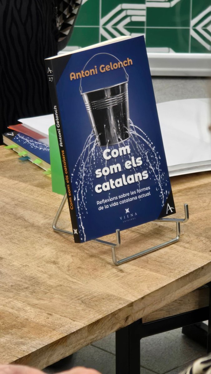 Jordi Sendra 🎗 (@jordisendra) on Twitter photo 📚 A la llibreria <a href="/ElSoterrani/">El Soterrani</a> amb <a href="/rcodines/">Rosa Maria Codines</a>, el mestre <a href="/Antoni_Gelonch/">Antoni Gelonch</a> presenta el seu nou llibre "Com som els catalans".
💪🏻 Els catalans necessitem orgull i moral de victòria, és cert que hem passat anys durs però hem de seguir la lluita.
😊 Sempre és un plaer escoltar un 📚 A la llibreria <a href="/ElSoterrani/">El Soterrani</a> amb <a href="/rcodines/">Rosa Maria Codines</a>, el mestre <a href="/Antoni_Gelonch/">Antoni Gelonch</a> presenta el seu nou llibre "Com som els catalans".
💪🏻 Els catalans necessitem orgull i moral de victòria, és cert que hem passat anys durs però hem de seguir la lluita.
😊 Sempre és un plaer escoltar un