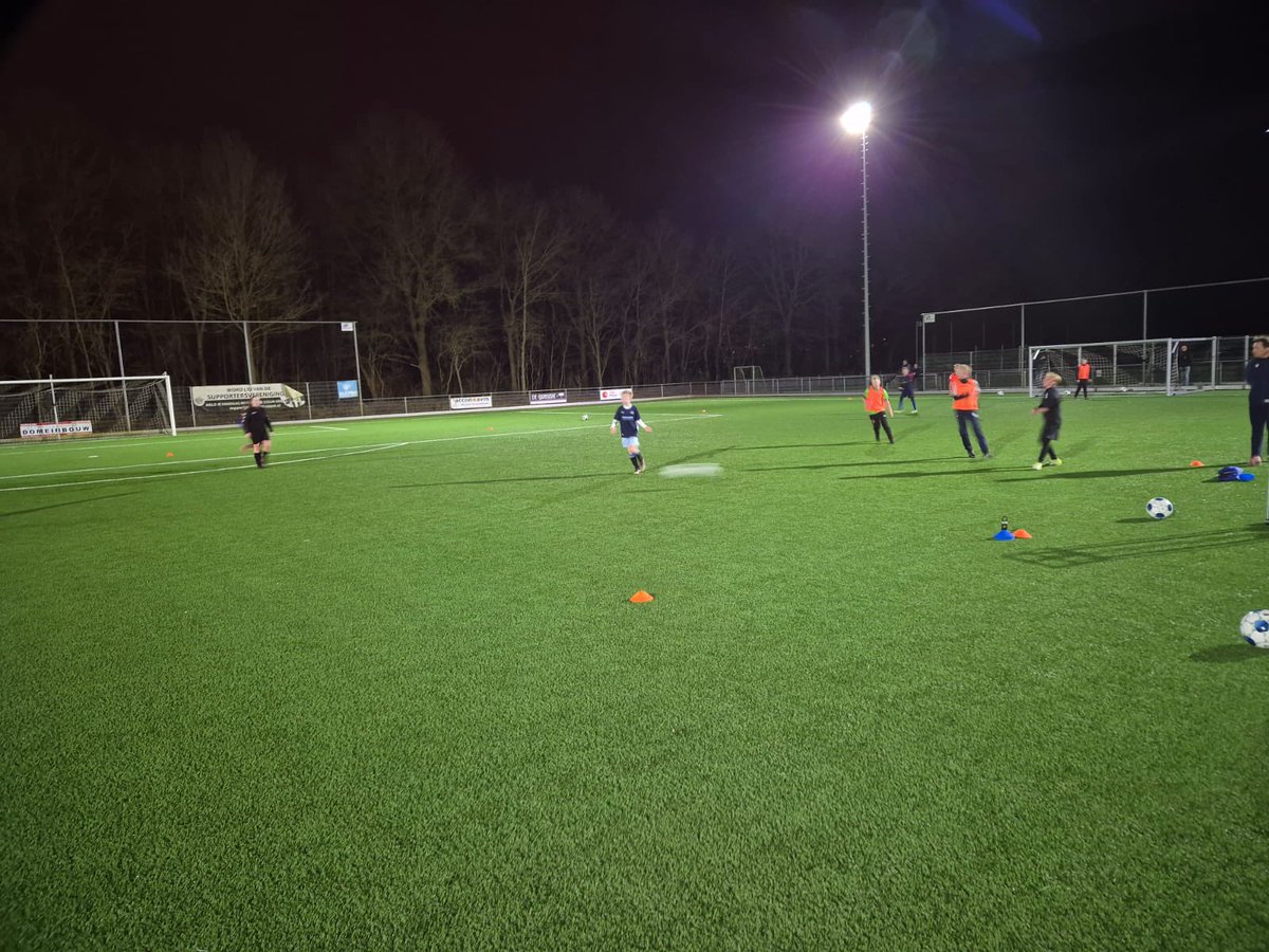 MSCMeppel's tweet photo. Vanavond bij MSC een geweldige aftrap beleefd van de voorjaarssessie van de SC Heerenveen Voetbalschool. Het plezier en enthousiasme spatte er bij de jeugdige voetballers en trainers aan alle kanten af. Fantastisch om te zien! @scHeerenveen #wijzijnmsc https://t.co/PPO8oS9cnn