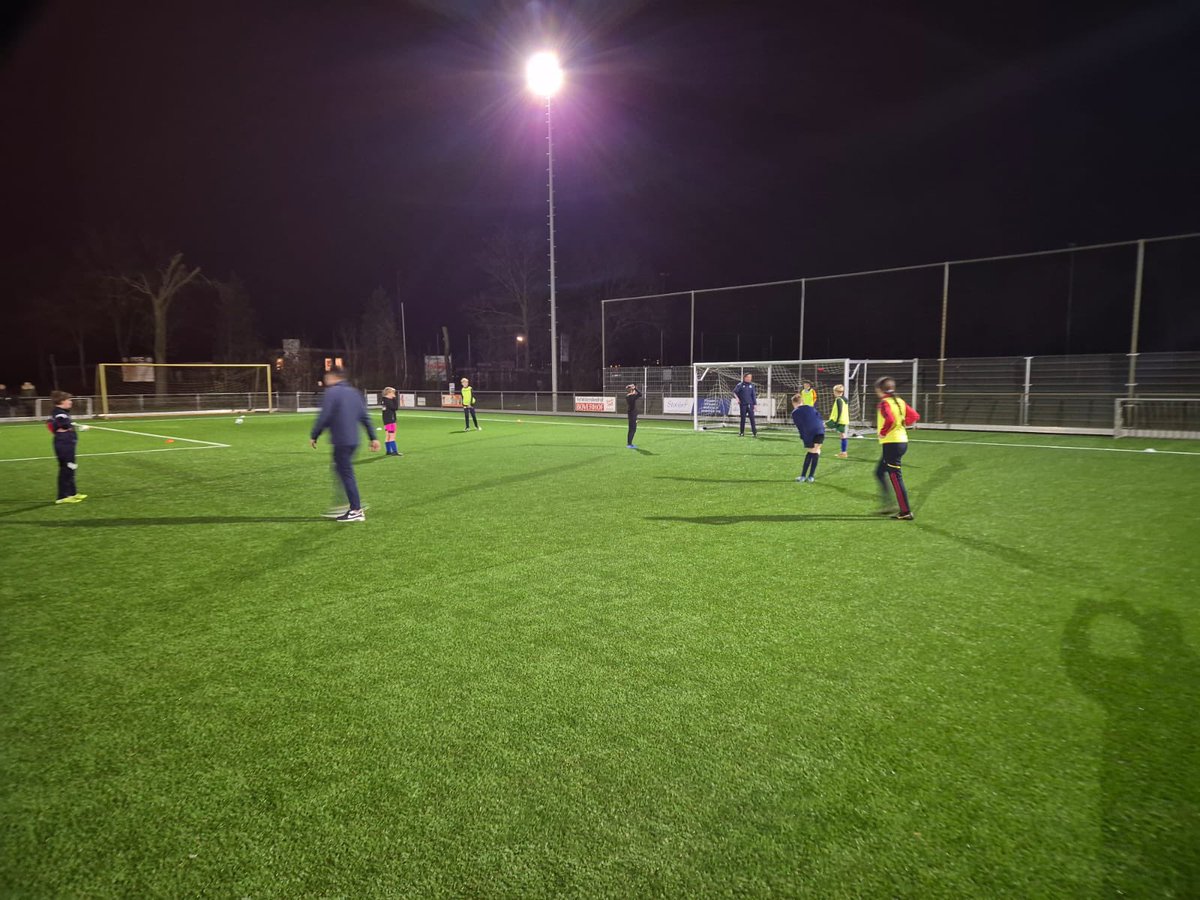 MSCMeppel's tweet photo. Vanavond bij MSC een geweldige aftrap beleefd van de voorjaarssessie van de SC Heerenveen Voetbalschool. Het plezier en enthousiasme spatte er bij de jeugdige voetballers en trainers aan alle kanten af. Fantastisch om te zien! @scHeerenveen #wijzijnmsc https://t.co/PPO8oS9cnn