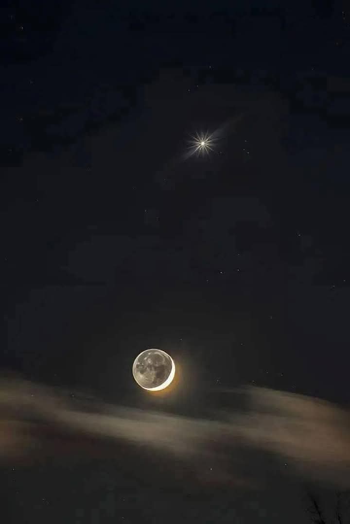 sciencespace0's tweet image. "My eyes will never tired of seeing this." 🌒🌙
Moon &amp;amp; Venus