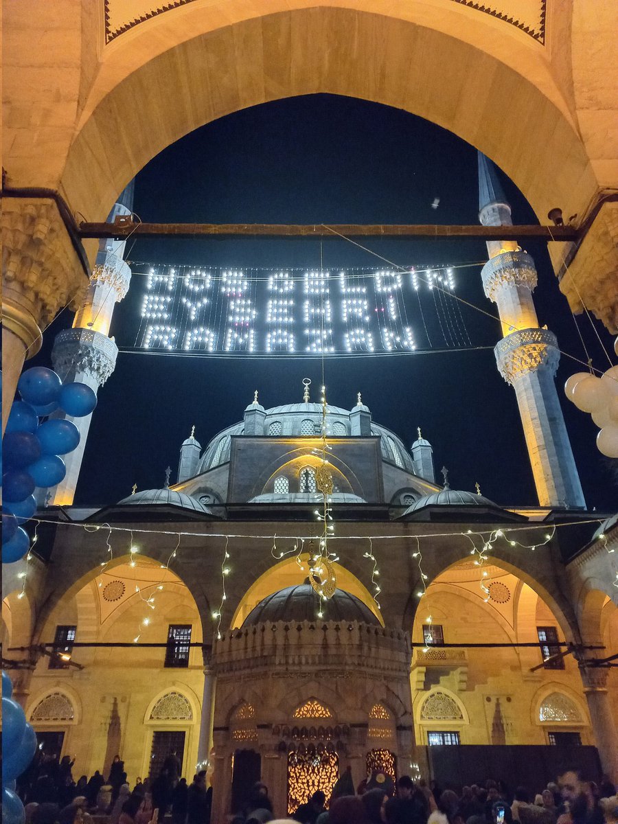 On souhaite un bon mois de ramadan à tous les musulmans. 🤲🏽

Qu'الله nous facilite en ce mois sacré et accepte nos jours de jeûne ainsi que nos prières.

Grosse pensée aux personnes qui passeront ce mois seules, aux malades et aux opprimées. ❤️