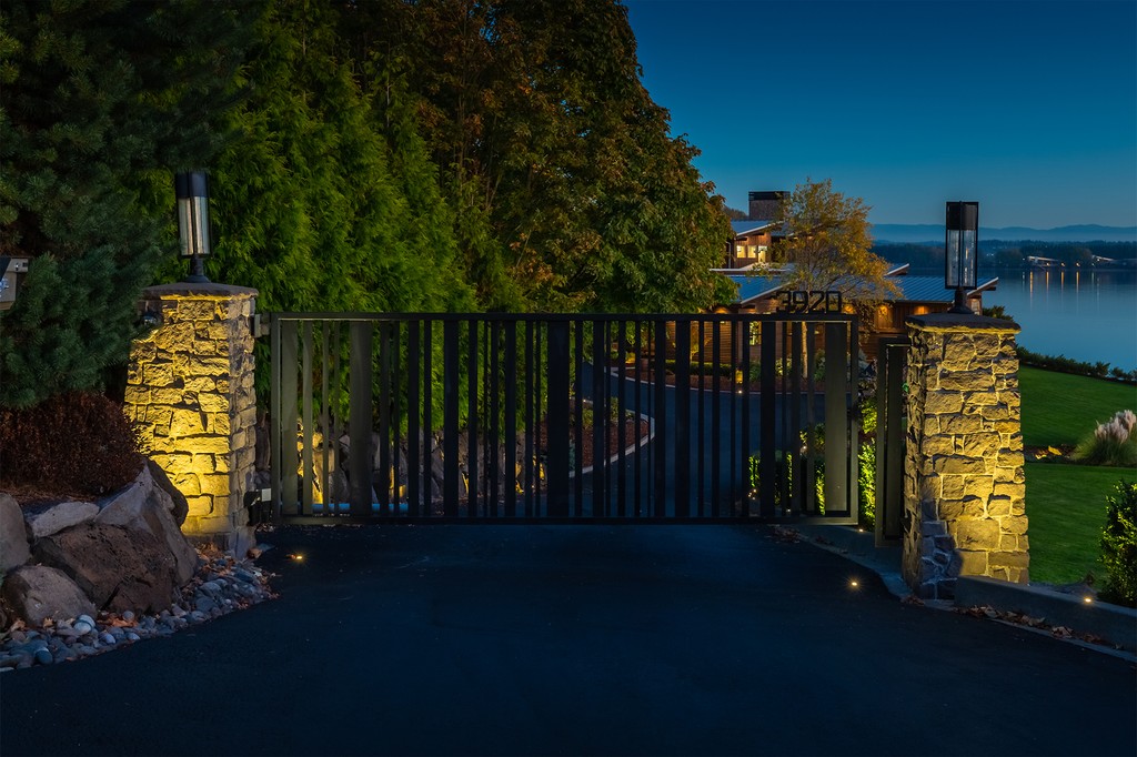 OR_Outdoor's tweet image. Your home deserves to shine! ✨ We specialize in designing and installing custom outdoor lighting systems that enhance your home’s beauty and security. Let’s create something stunning together! DM us to get started. 

#LuxuryLighting #PortlandDesign #oregonoutdoorlighting