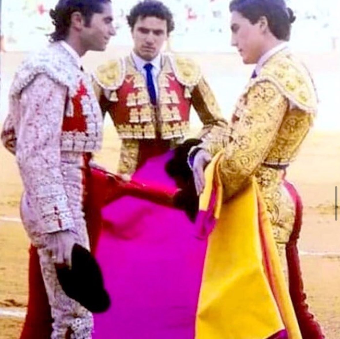 Veintiún años de aquel sábado 28 de febrero de 2004 en la Real Plaza de toros de El Puerto de Santa María. Uno más de lucha, sacrificio, compromiso, esfuerzo, constancia y tesón. Veintiún años de alternativa.
Felicidades, torero.
<a href="/octaviochaconof/">Octavio Chacón</a>